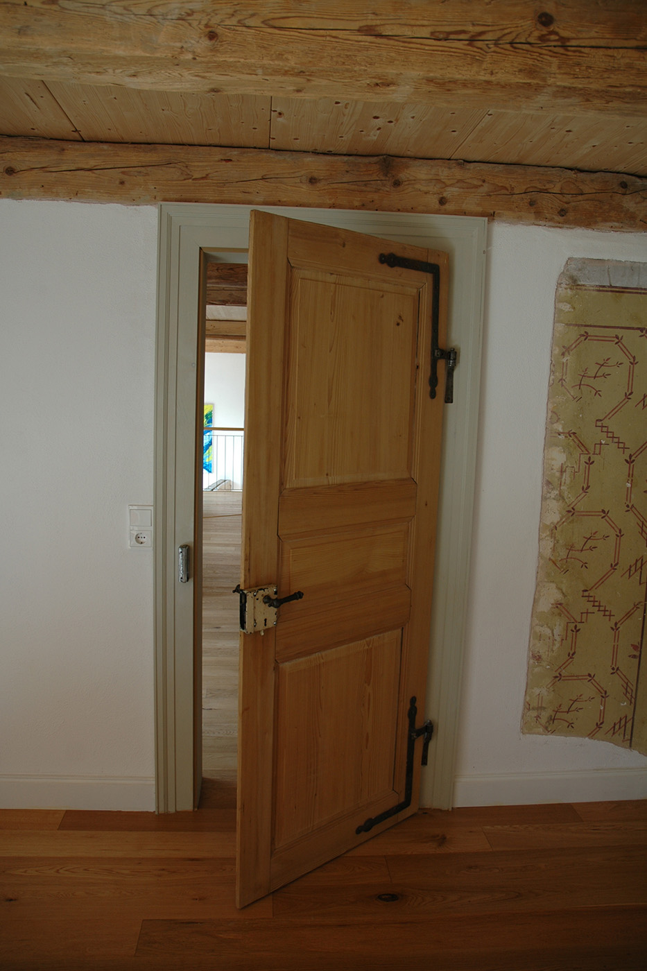 Restauration und Einpassung einer Tür in denkmalgeschützem Gebäude