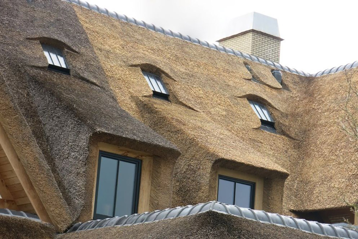 Nach dem Einbau der “neuen” Dachfenster im denkmalgeschützten Reetdach