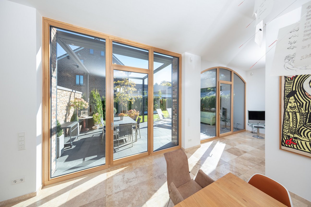 PaX Holz-Alu-Fenster im Ambiente