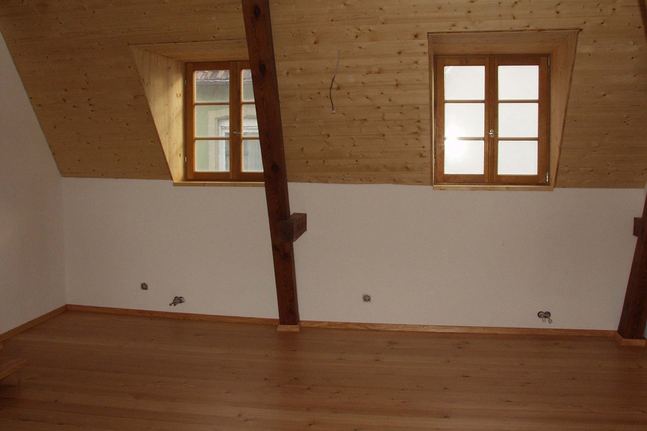 Dachobergeschoss - Sanierung der Fenstergiebel und Giebelfenster nach Denkmalschutzauflagen. Dachobergeschoss - Sanierung der Fenstergiebel und Giebelfenster nach Denkmalschutzauflagen.