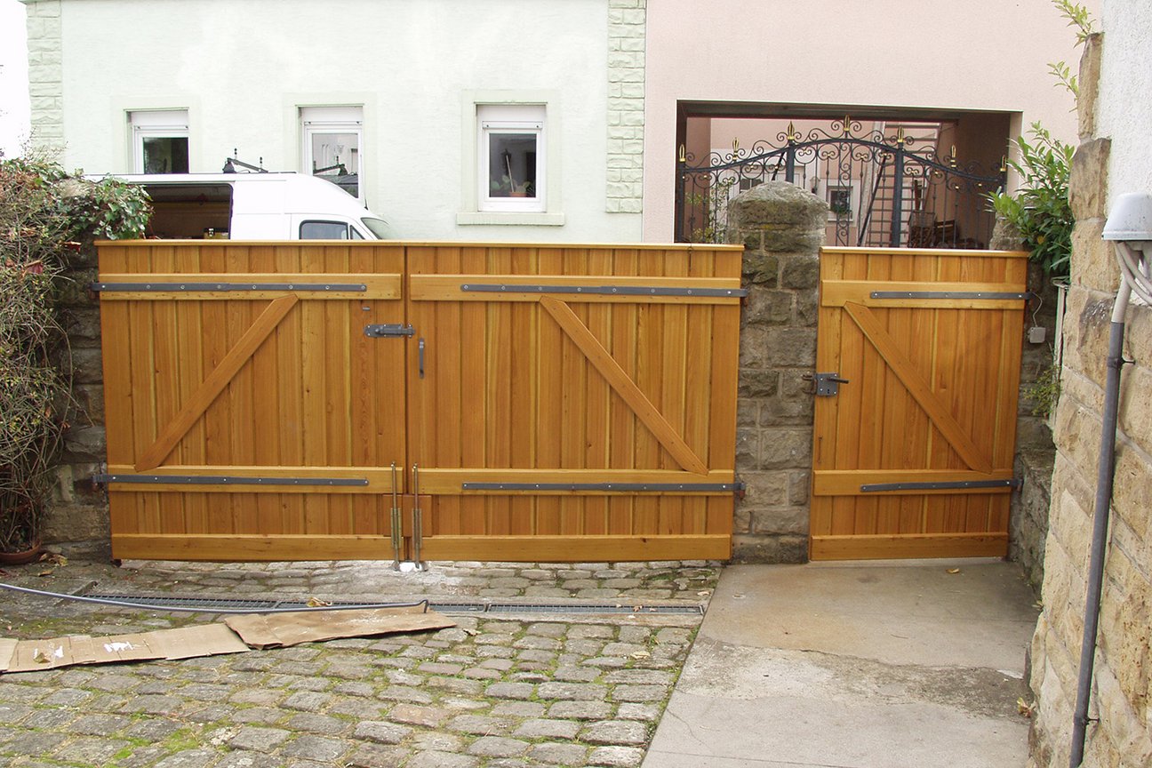 Innenansicht - Einpassung und Montage des historischen Hoftores