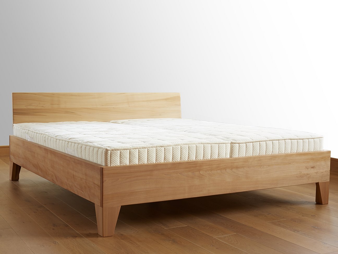 Bett aus massivem Buchenholz