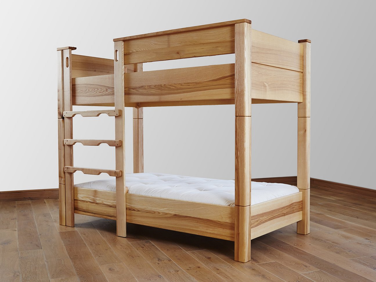 Stockbett aus massivem Eschenenholz