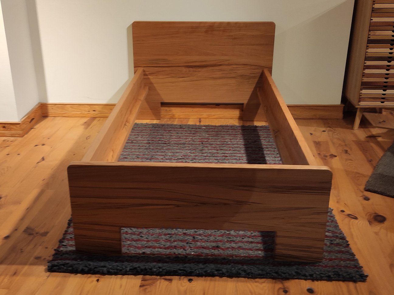Massivholzbett Laluna aus massivem Kernbuchenholz