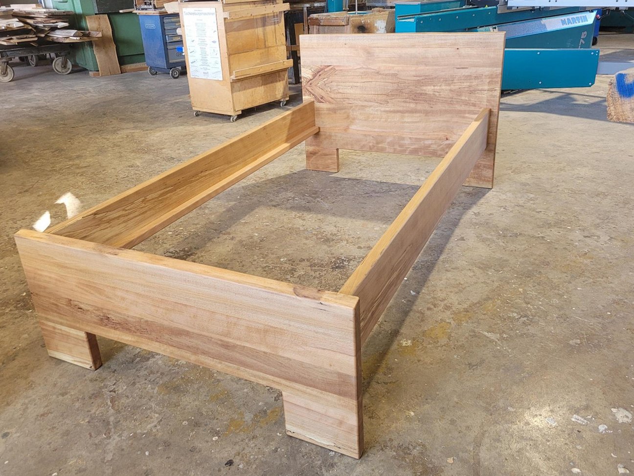 Massivholzbett Laluna aus massivem Wildbuchenholz