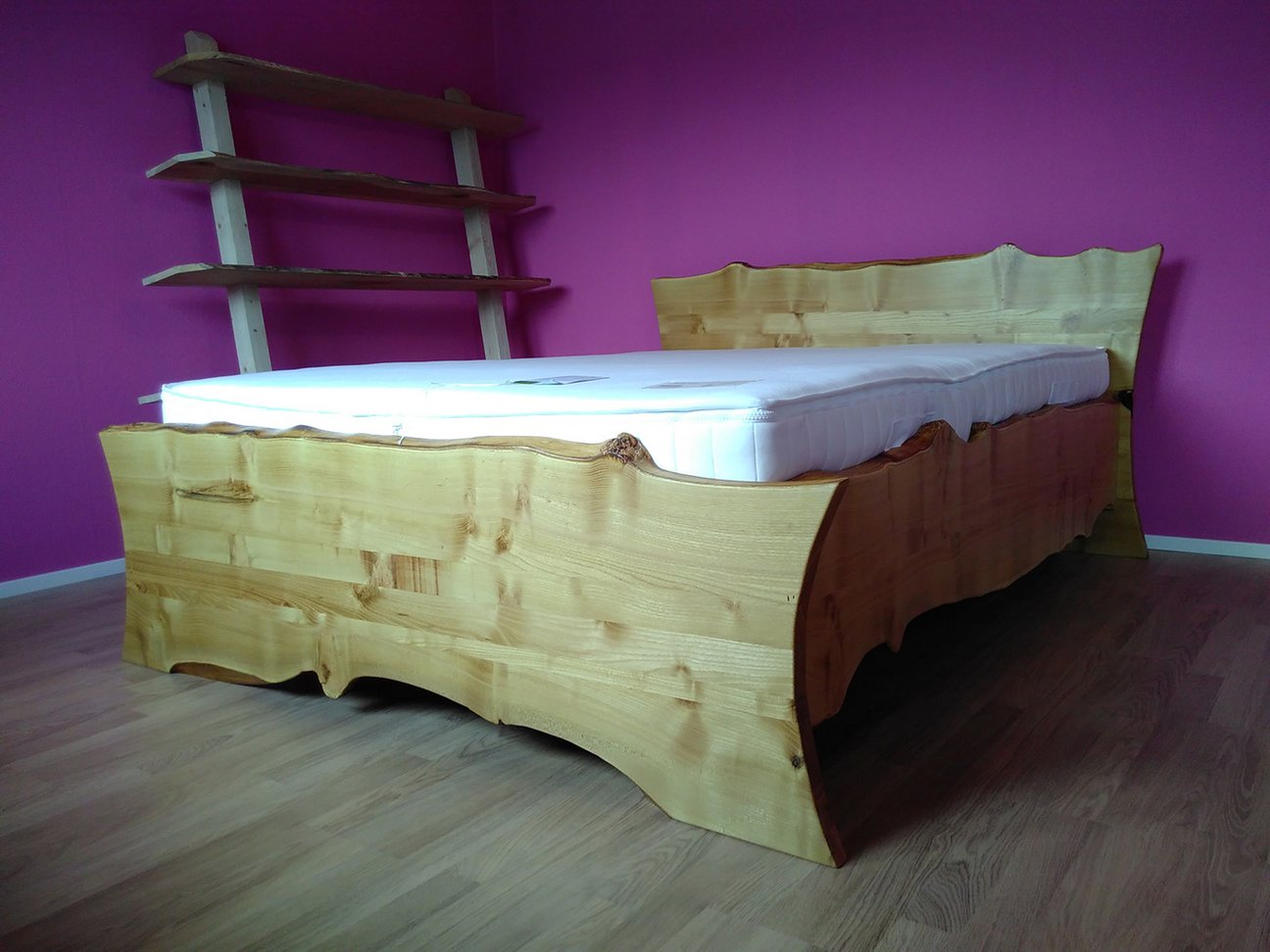 Massivholzbett Laluna aus massivem Robinienholz